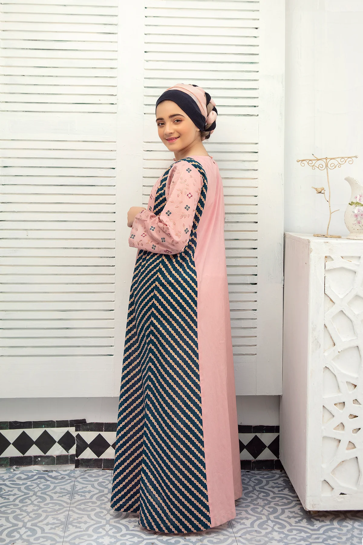 DE21-17-Mix & Match Fustaan With Embroidered Panel & Sleeves -1PC - Image 3