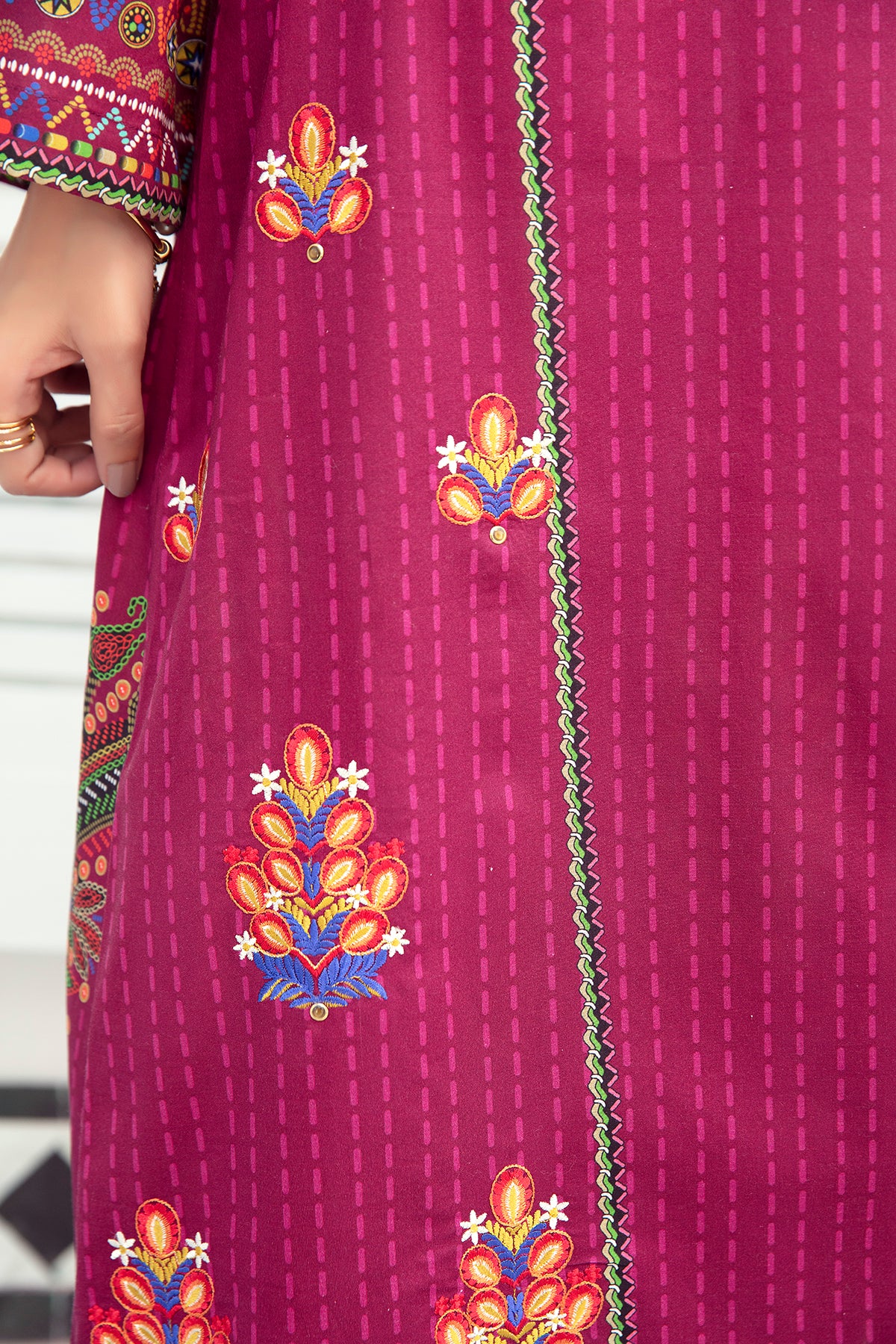 DE21-26-Embroidered Lawn Fustaan - Image 4