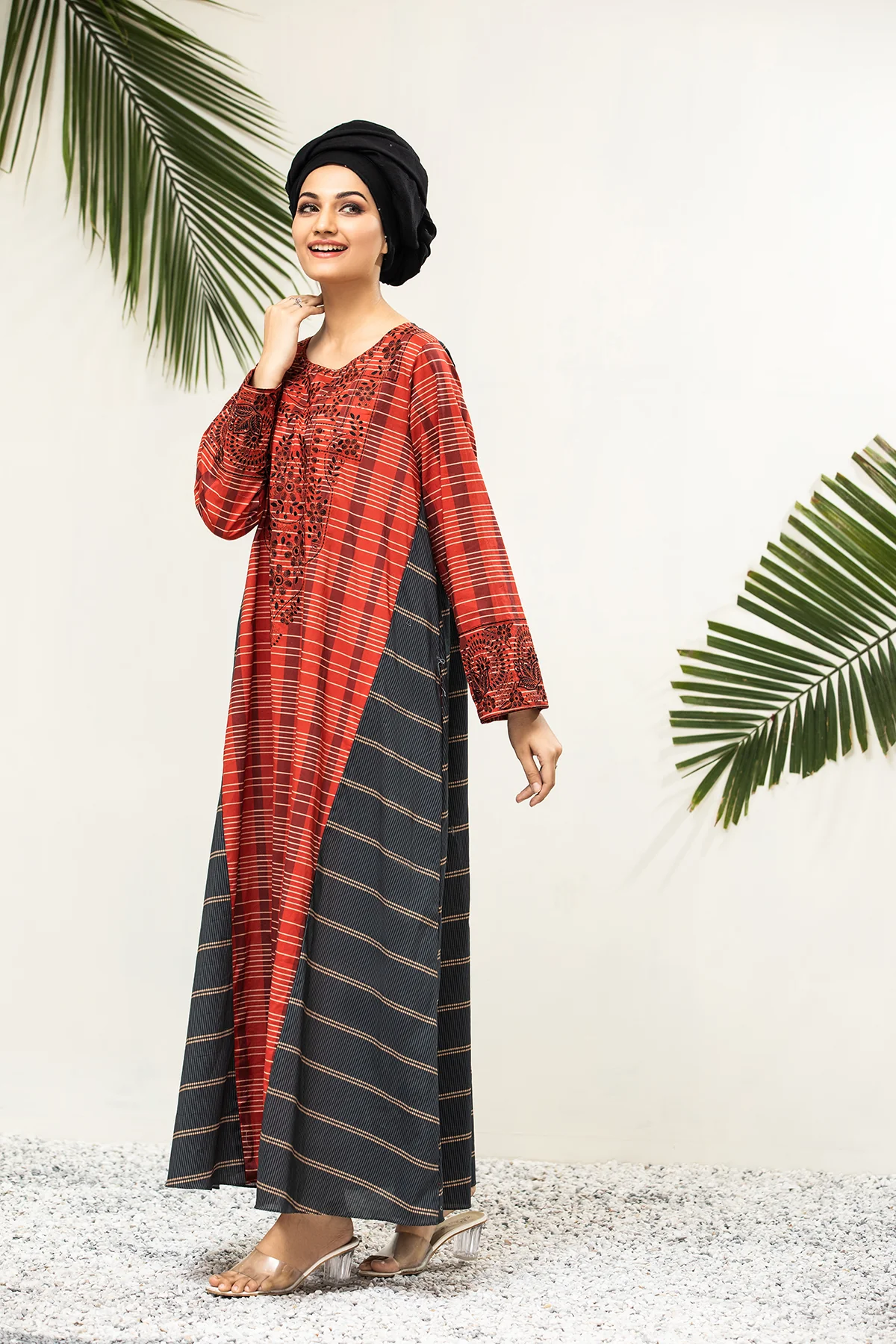 DS21-73 Embroidered Back Forward Printed Lawn Fustaan - Image 3